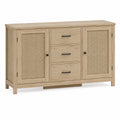 Sideboard aus Eichenholz mit Rattanakzenten